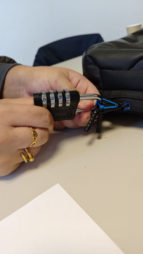 Photographie mains avec cadenas a code