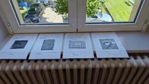 Photographie fiches sur rebord de fenêtre