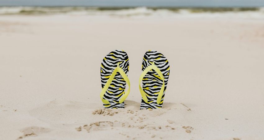 Illustration tongs plantees dans le sable a la plage