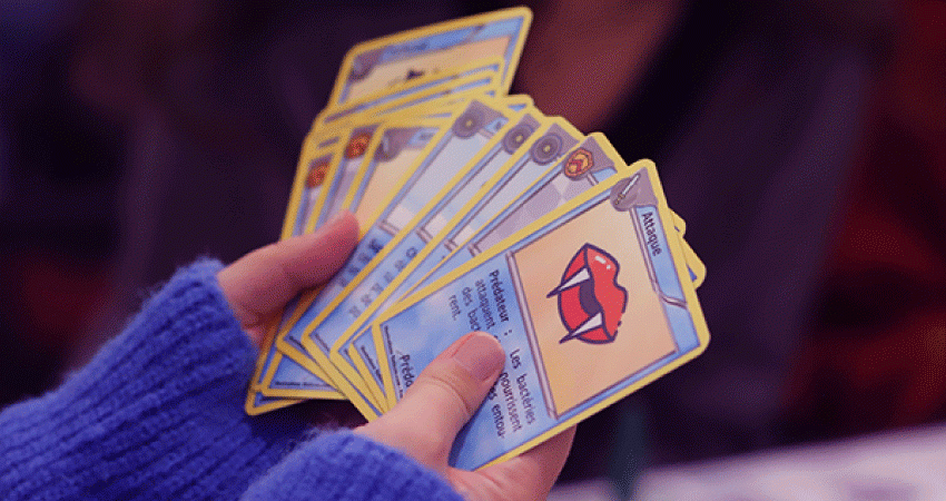 Mains tenant un jeu de cartes