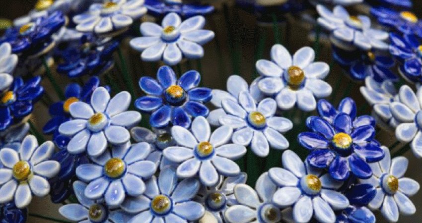 Bouquet de fleurs bleues et blanches en céramique