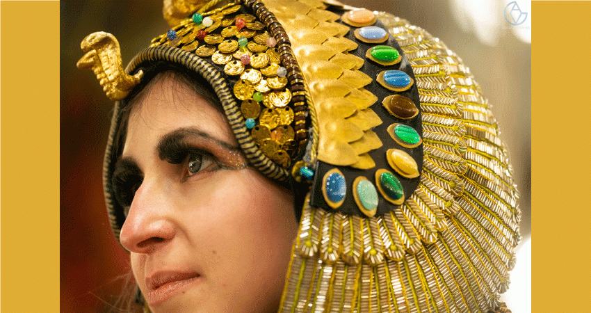 Visage féminin avec coiffe dorée Cléopâtre