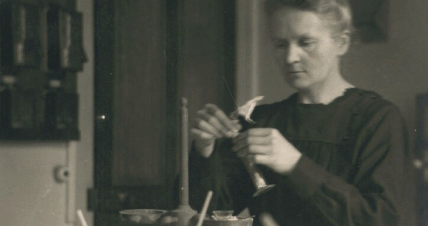 Photo en noir et blanc de marie curie