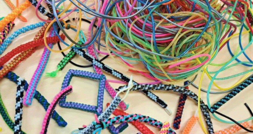 Fils scoubidous colorés emmélés