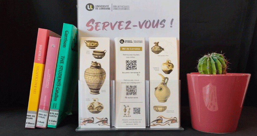 presentoir signets avec plante et livres