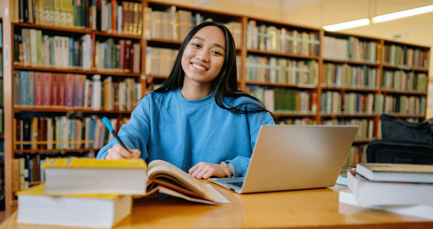 femme attable en bibliotheque