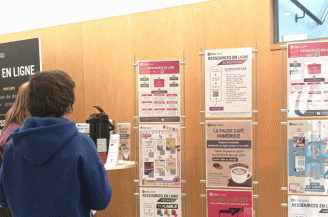 Illustration photo 2 personnes devant affiches