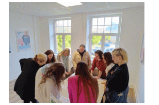 groupe etudiants autour d'une table