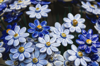 Bouquet de fleurs bleues et blanches en céramique
