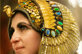 Visage féminin avec coiffe dorée Cléopâtre