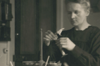 Photo en noir et blanc de marie curie