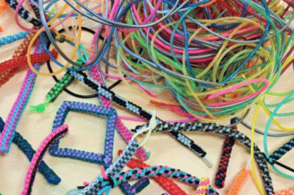 Fils scoubidous colorés emmélés