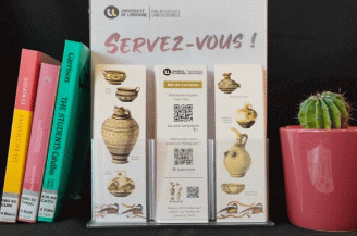 presentoir signets avec plante et livres