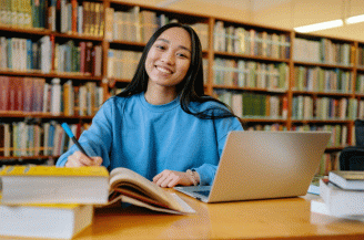 femme attable en bibliotheque