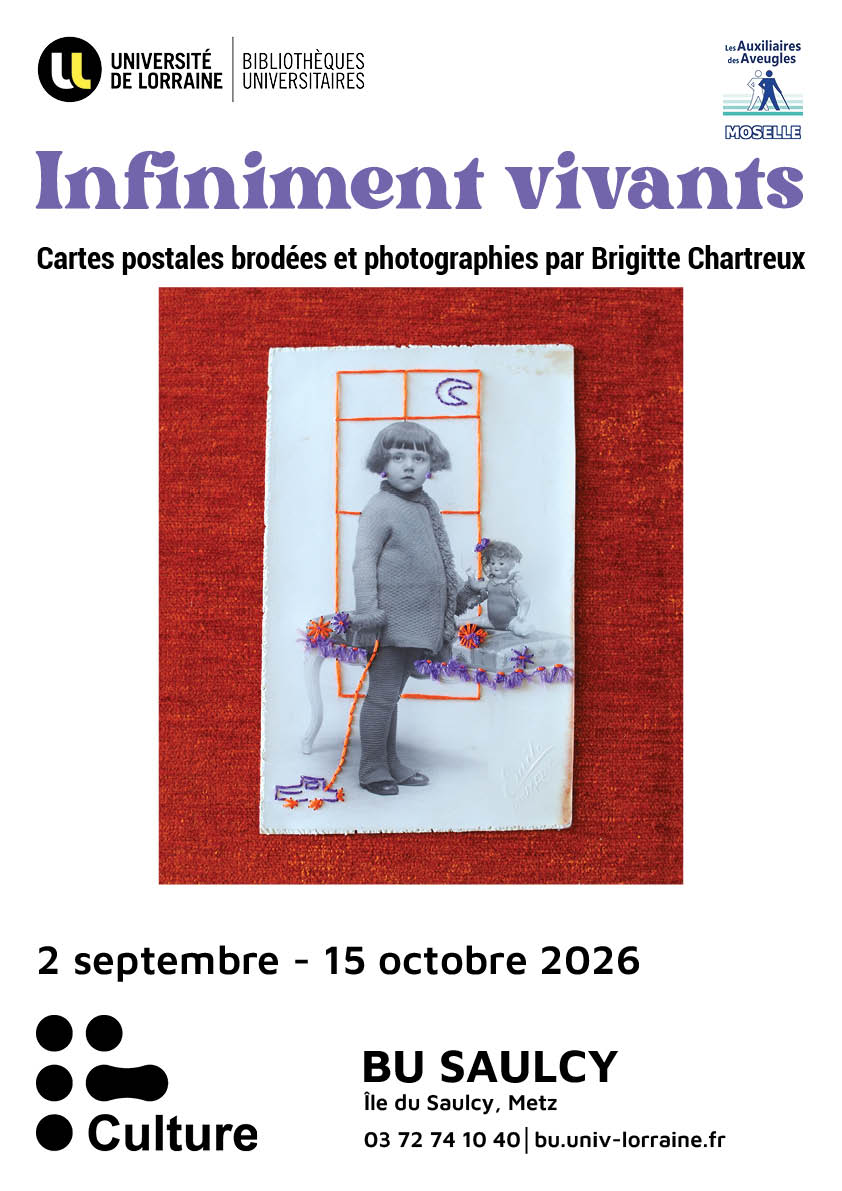 Affiche de l'exposition "Infiniment vivants" présente du 2 septembre au 15 octobre 2026 à la BU Saulcy à Metz. On y voit une ancienne photo d'une petite fille avec une poupée. Certains éléments brodés sont ajoutés à la photo : une fenêtre, la lune, des fleurs, des boucles d'oreilles et une petite voiture en jouet reliée à la petite fille.